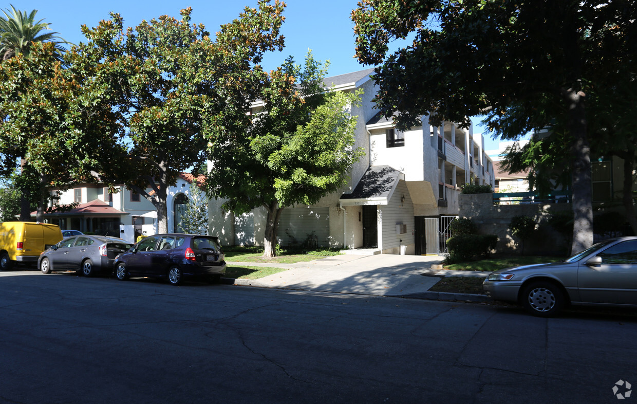 Building Photo - 337 N Kenwood St