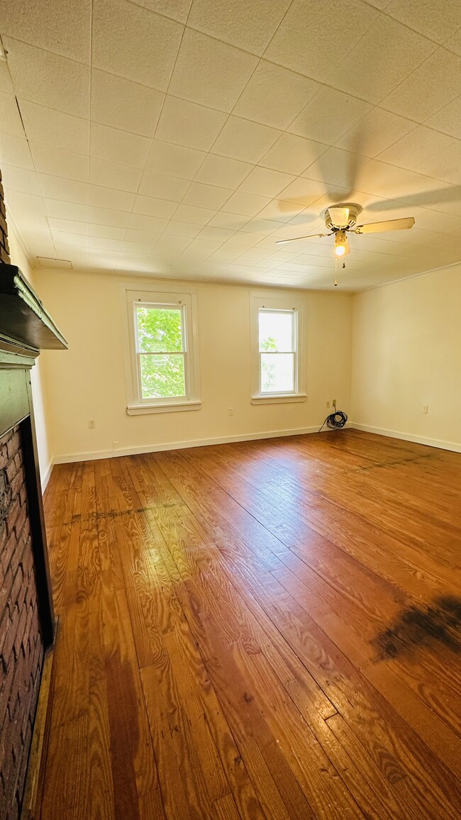 Extra large living room - 107 S River St