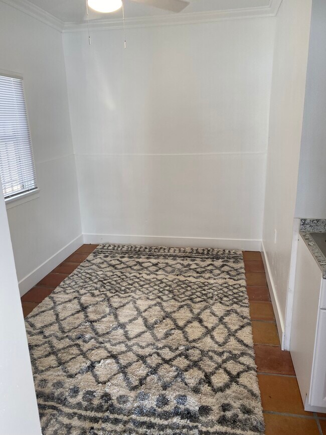 Foto del edificio - 3046 E 7th St