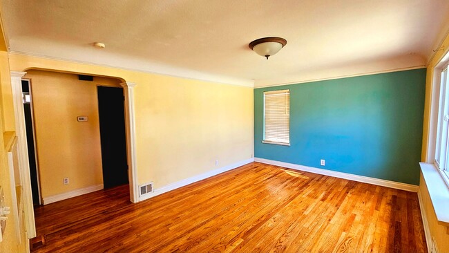 Building Photo - 3-bed, 2-bath Downtown CDA Home