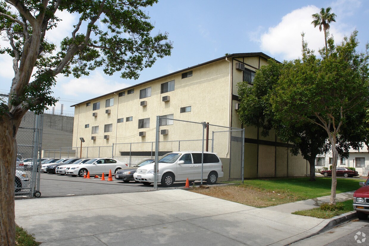 Building Photo - 801 S Maryland Ave