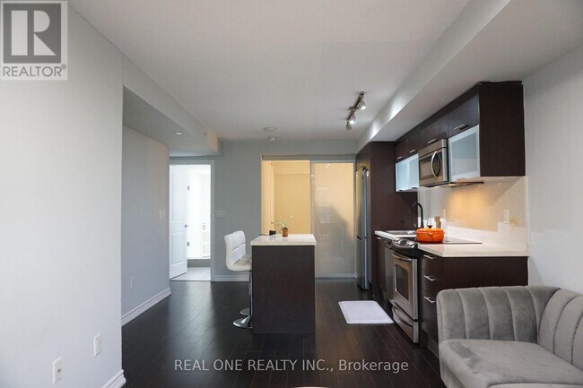 Building Photo - 386 Yonge St