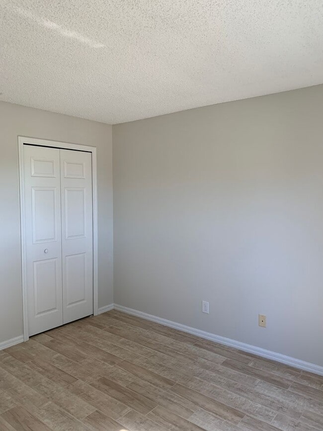 Building Photo - 670 Benton Dr