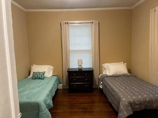 Building Photo - 320 Hillandale St NE