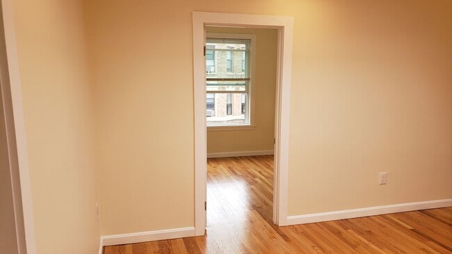 Building Photo - Amazing 3 Bed 1 Bath Available in Allston for 9/1