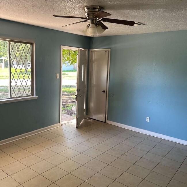 Building Photo - 2802 Hood Dr