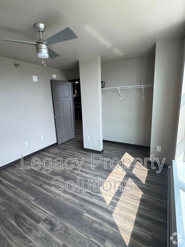 Building Photo - 226 E Greenfield Ln