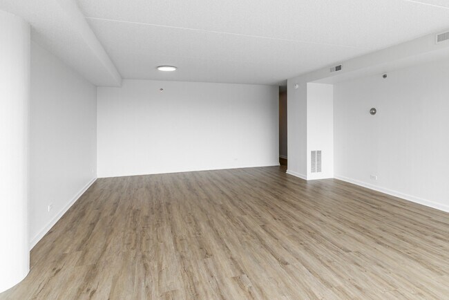 Foto del edificio - Modern 1-Bedroom in Downtown Highland Park | In-Unit Laundry + Garage Parking