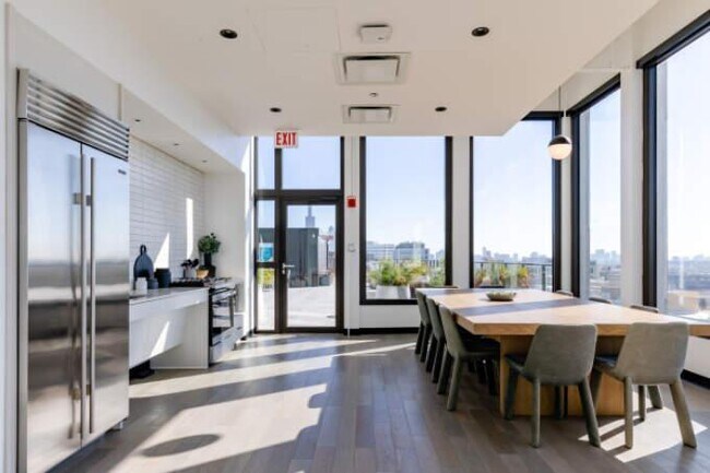 Foto del edificio - 3 bedroom in Chicago IL 60612