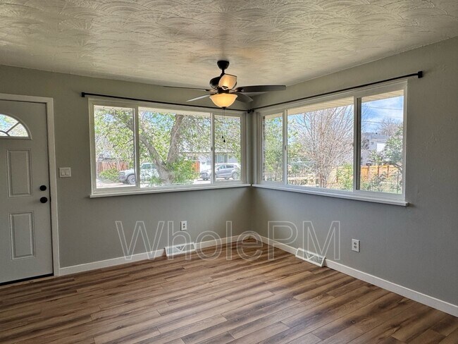 Foto del edificio - 220 W Layton Ave