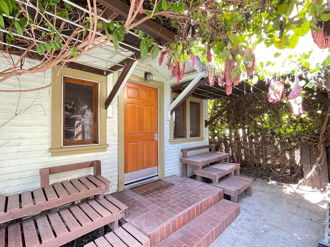 Primary Photo - 1127 N Hoover St