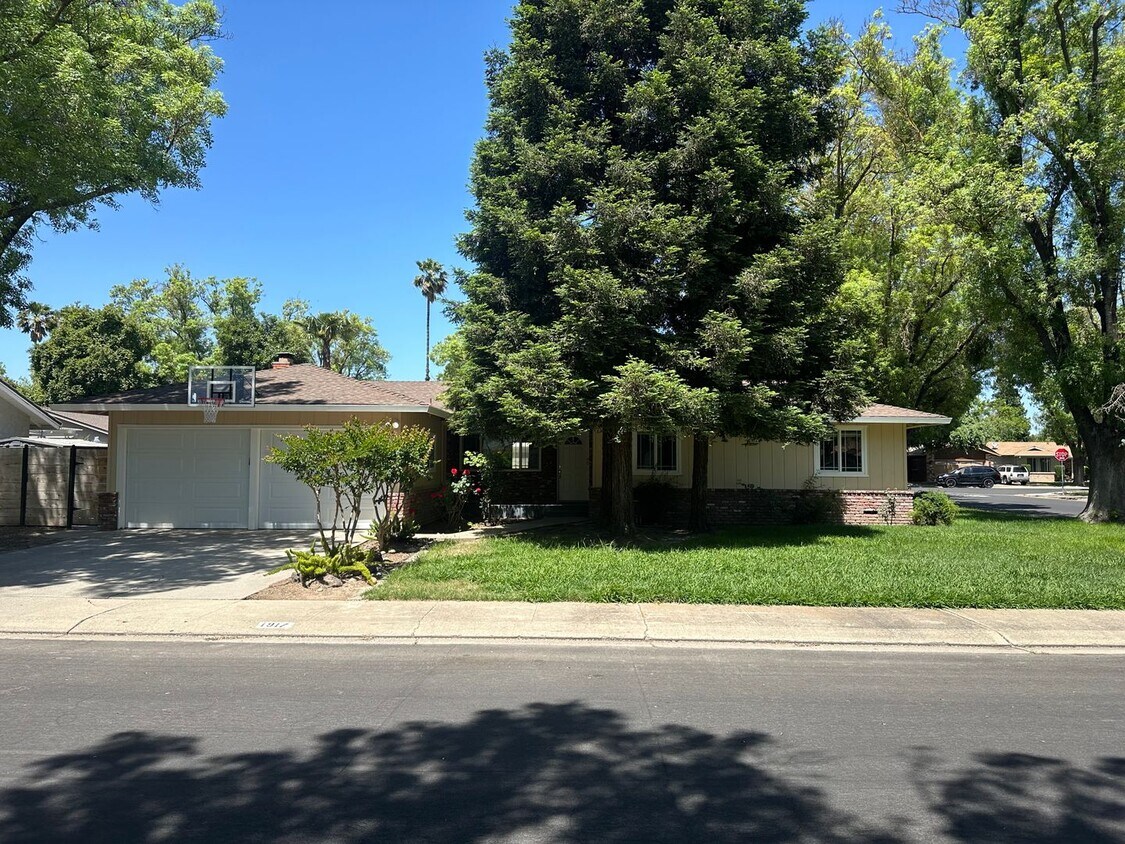 Primary Photo - 3 Bedroom with Pool!