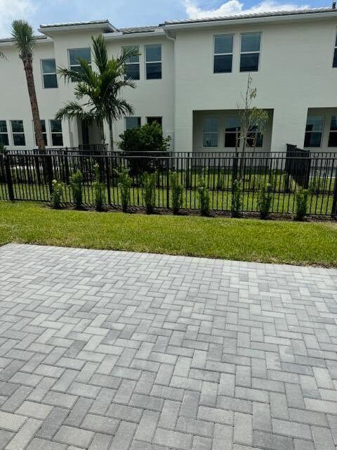Foto del edificio - 16464 Helix Ct