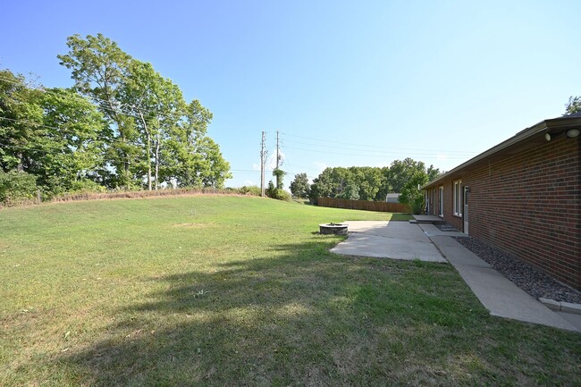 Foto del edificio - Three bedroom two and a half bath Brick Ra...