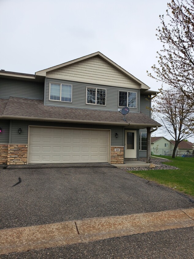 Primary Photo - 423 Cedar Pl