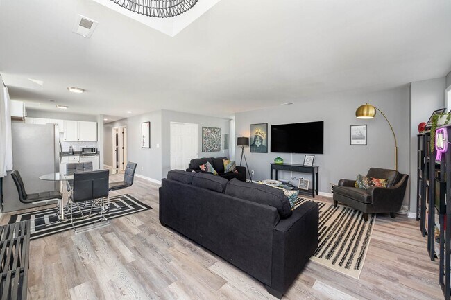 Foto del edificio - Funky Firehouse Renovated into Modern 2 BD...