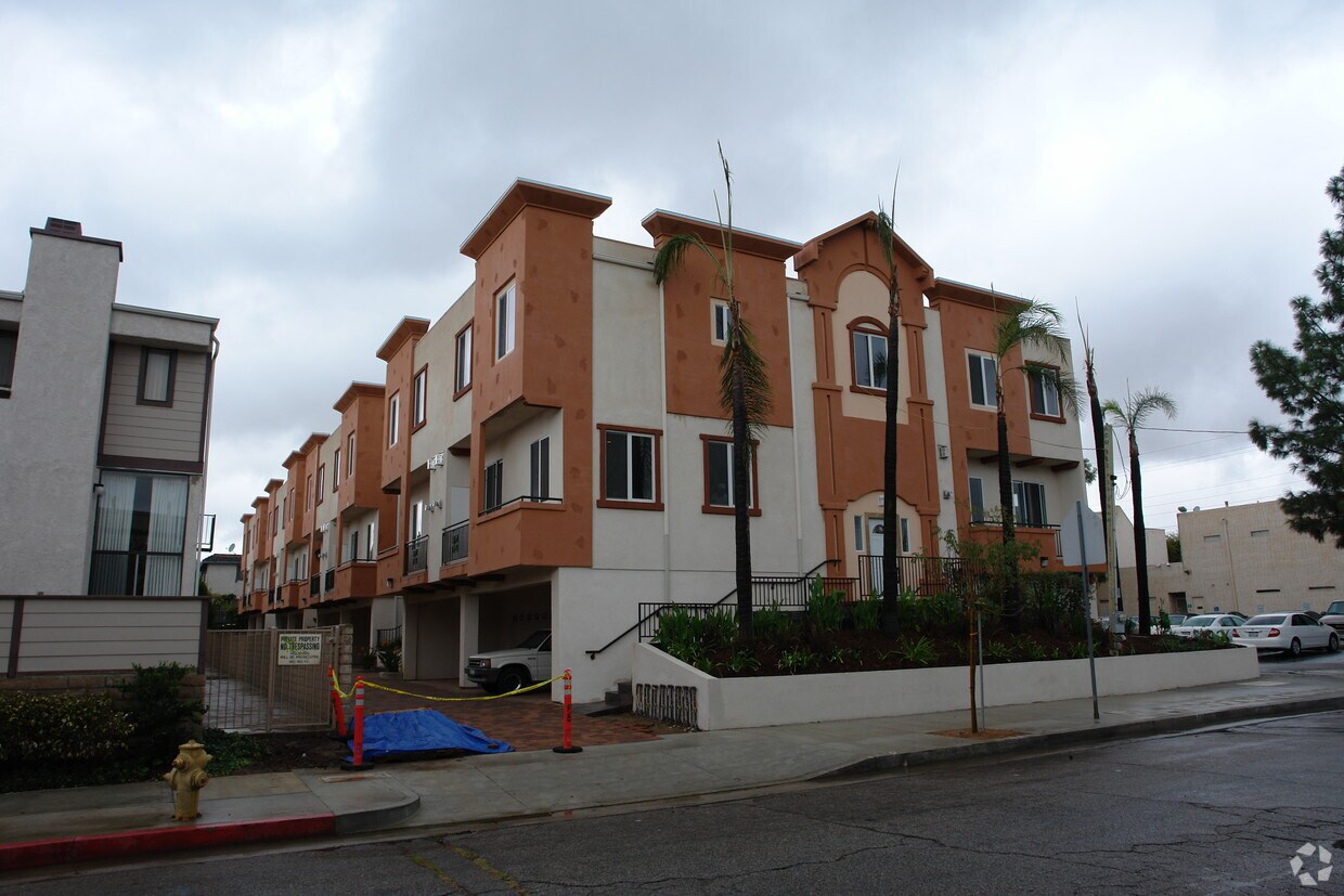 Building Photo - 10235 Independence Ave