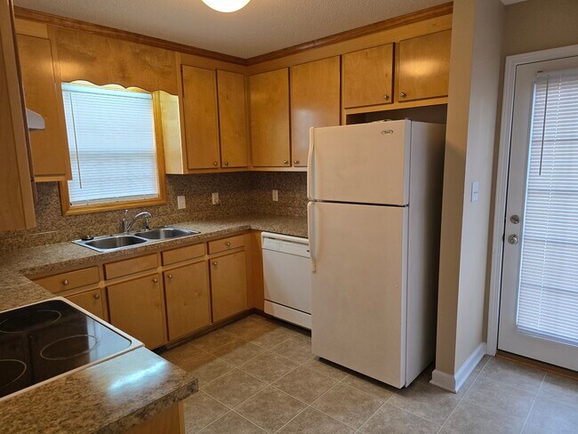 Kithchen/Ceramic Cooktop/Dishwasher/Refrigerator - 1114 Bill Avery Rd