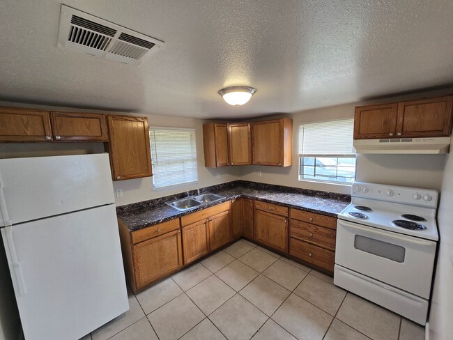 Building Photo - 4 Bedroom Single Home