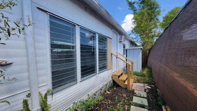 Building Photo - 603 49th Ave Terrace W
