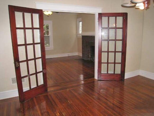 Foto del edificio - 4BR Home with Natural Light, Covered Porches & Bonus Sunroom