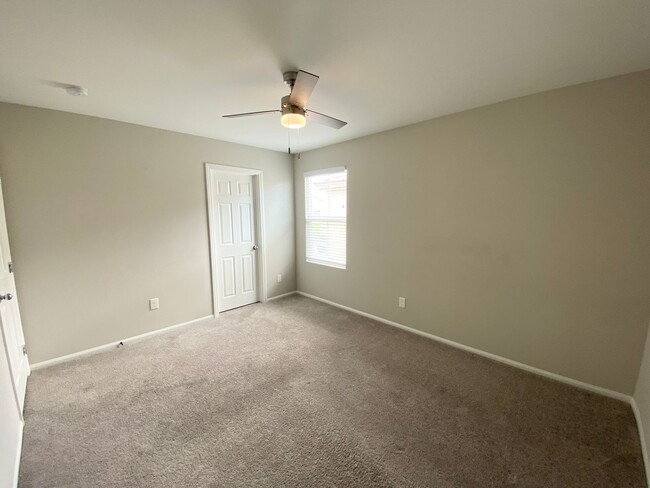 Building Photo - 4/BD 3/BA Sleek, Spacious & Designed to Im...