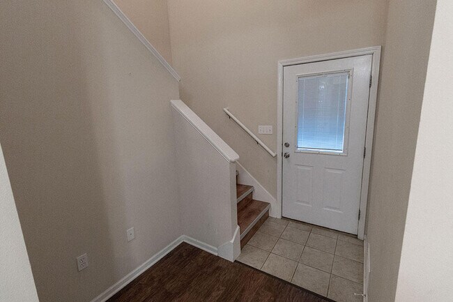 Building Photo - 1925 Center St