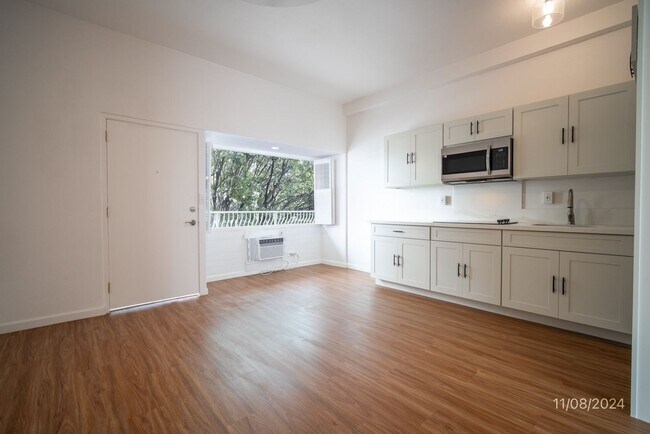 Foto del edificio - $2,100 / 1 Bed / 1 Bath / 410ft² – BOUTIQUE TERRAZZA