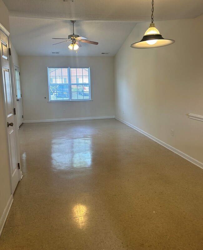 Foto del edificio - 1525 VINTAGE HILL APTS