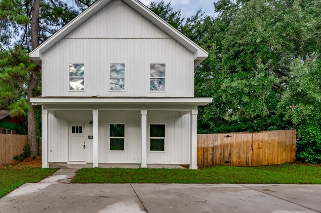 Building Photo - Pre-Leasing for the 26-27 School Year! Unbeatable Location