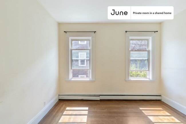 Building Photo - Private bedroom in 3 bed/1 bath Home