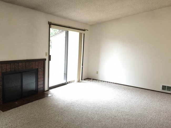 Building Photo - 1820 Maple Ln