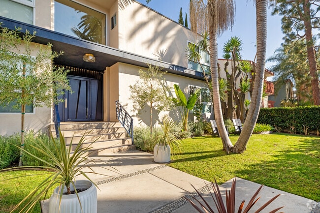 Front Entrance - Stay Lola