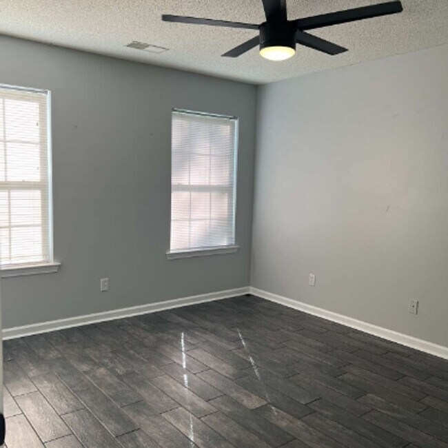 Building Photo - Welcome To Edgefield