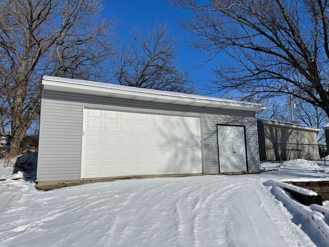 Building Photo - 3 bed, 1 bath home for rent in Waterloo, a...
