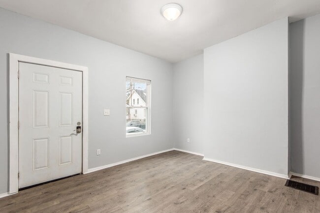 Foto del edificio - 673-675 Stanley Ave