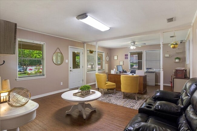 Building Photo - Welcome to Oxford Pointe Apartments – Comf...