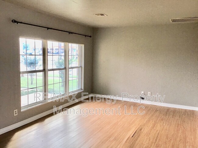Building Photo - 2849 Cambridge Ct
