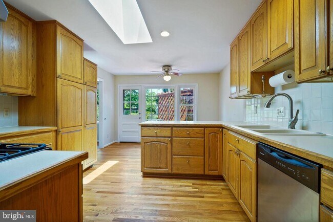 Foto del edificio - 7617 Hayfield Rd