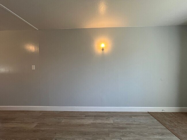 Foto del edificio - 2 Bed 1 Bath, 1 Car garage and W/D Hookups!