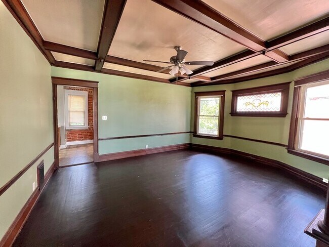 Foto del edificio - Awesome spacious Norwood Aparment in 2 Fam...