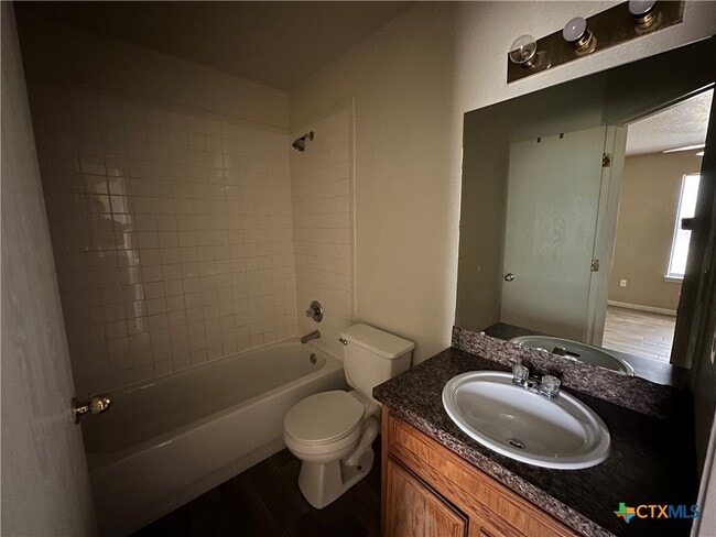 Building Photo - 1010 Lansberry Ct