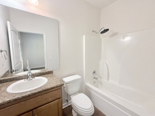 Foto del edificio - Spacious 2-Bedroom Duplex