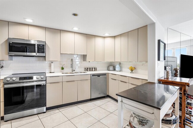 Building Photo - 3000 Holiday Dr