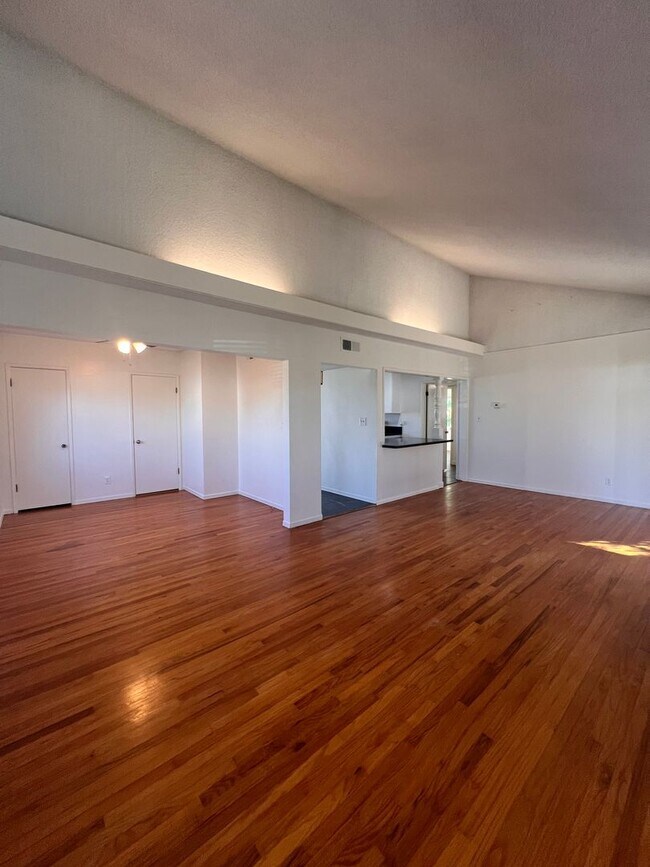 Foto del edificio - Costa Mesa House Large Lot;  Open House Tuesday 2/24/2026 12:30 PM - 2:00 PM