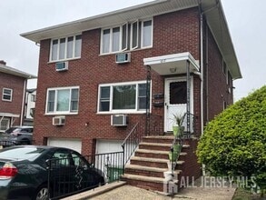 Building Photo - 108 W Stimpson Ave