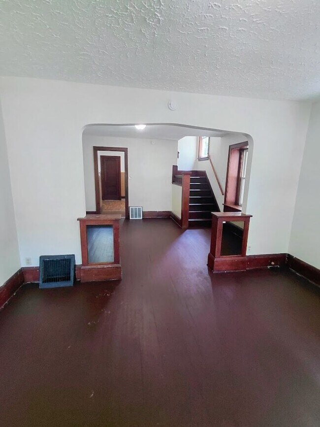 Building Photo - 98 E Mapledale Ave
