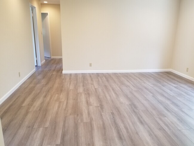 Building Photo - Gorgeous 3 Bedroom, 2 Bath home in great l...