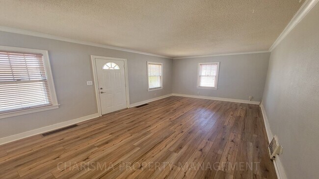 Building Photo - Cozy & Quaint 3 Bedroom House With Lots of Extras!