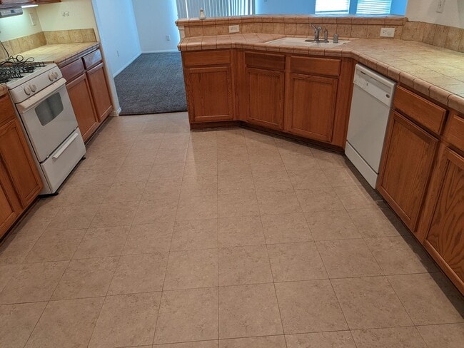 Building Photo - Condo located in Northeast Rancho Cucamonga